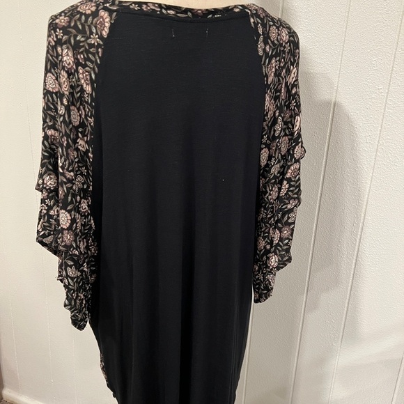Maurices plus black flower flutter sleeve top - Picture 8 of 8